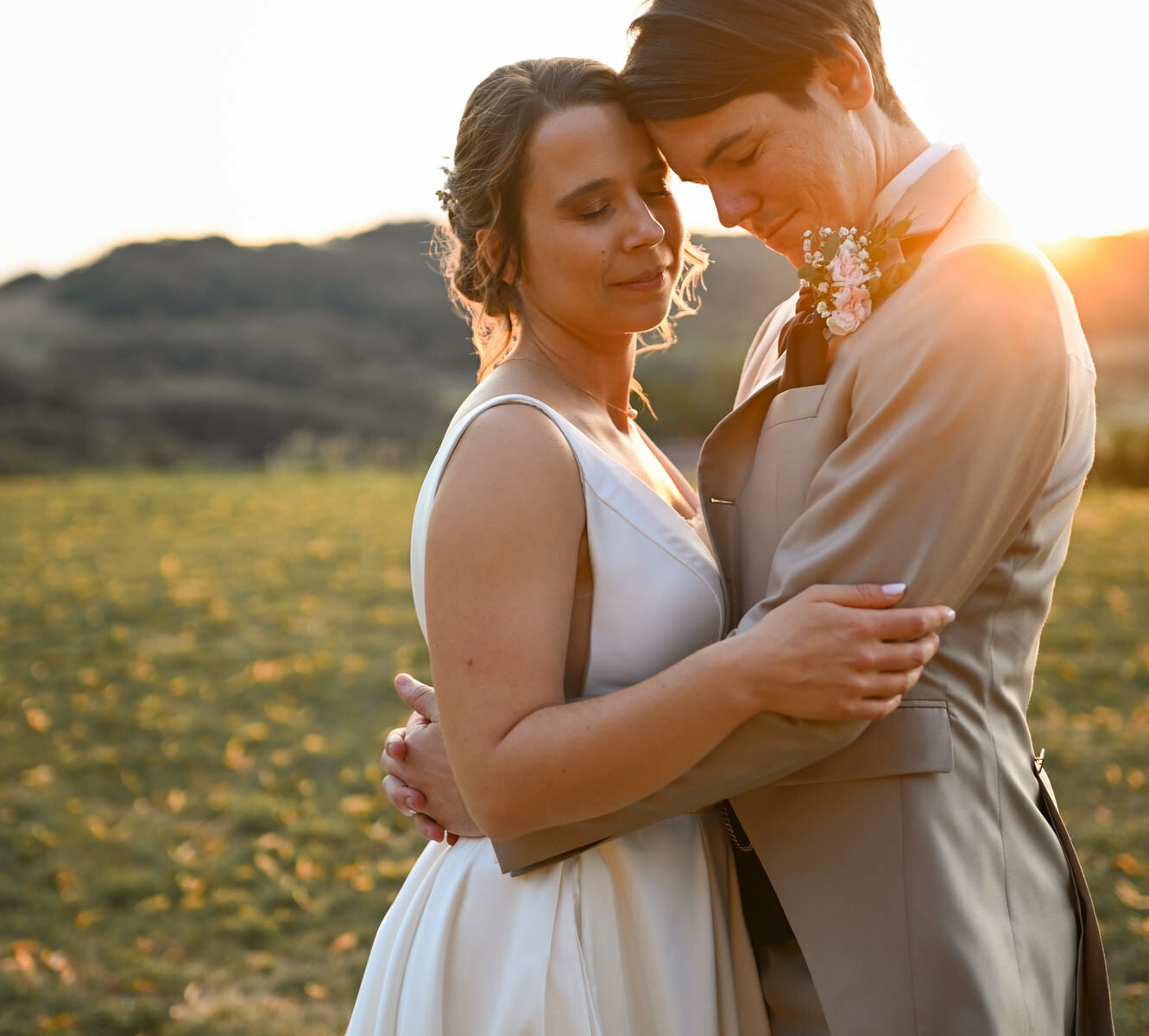 Couple enlacé au coucher de soleil