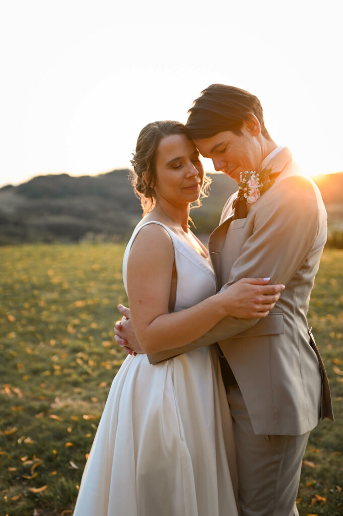 Couple enlacé au coucher de soleil